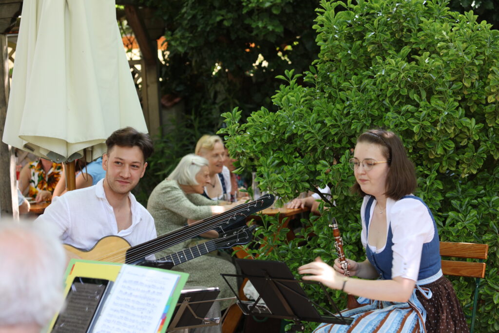 Paul Seifried und Tanja Weiss von NeuKlangSchrammeln beim Weingut Pferschy-Seper Mödling, Juni 2025