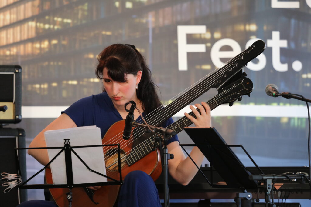 Magdalena Ley von NeuKlangSchrammeln beim Donauinselfest Wien, Juni 2025
