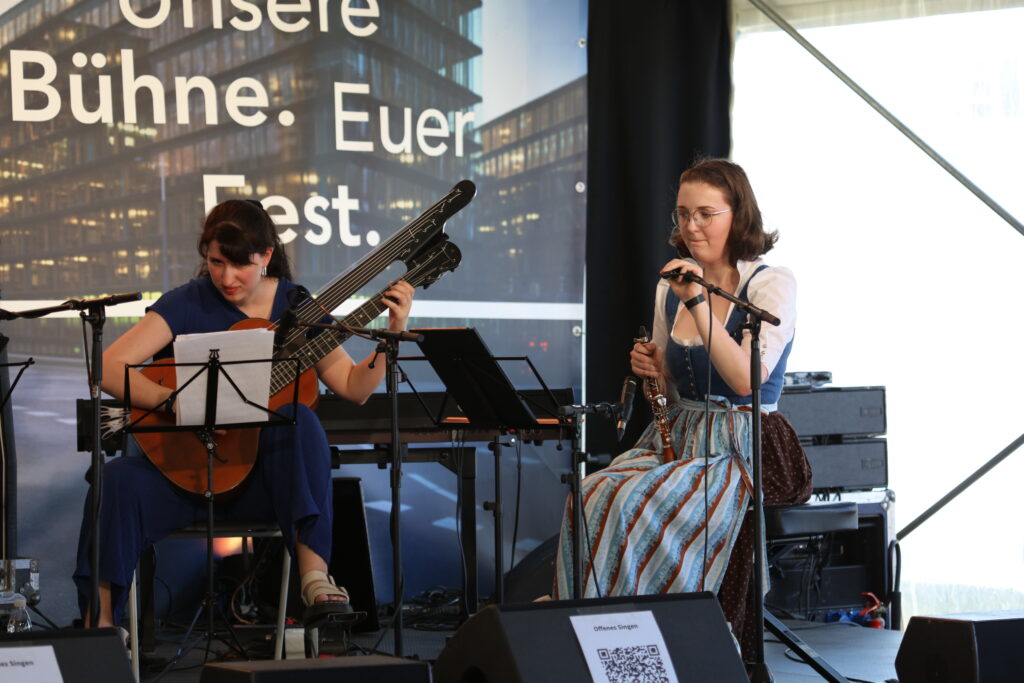 Magdalena Ley und Tanja Weiss von NeuKlangSchrammeln beim Donauinselfest Wien, Juni 2025