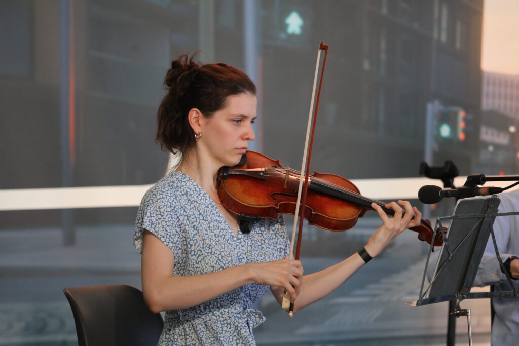 Stephanie Neubauer von NeuKlangSchrammeln beim Donauinselfest Wien, Juni 2025