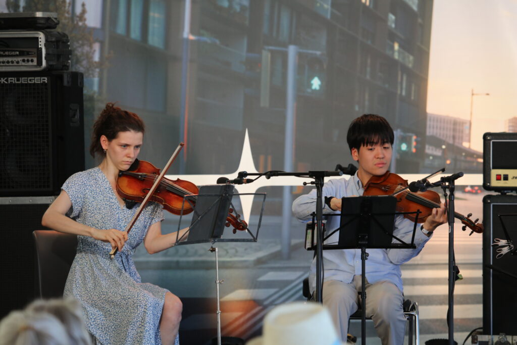Stephanie Neubauer und Naotaka Sato von NeuKlangSchrammeln beim Donauinselfest Wien, Juni 2025