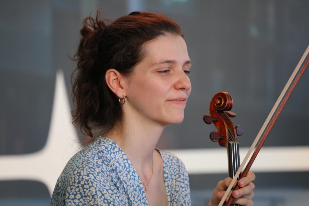 Stephanie Neubauer von NeuKlangSchrammeln auf der Wienerlied-Bühne des Donauinselfests Wien, Juni 2025