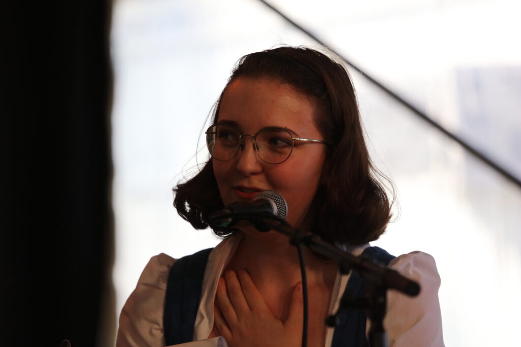 Tanja Weiss von NeuKlangSchrammeln auf der Wienerlied-Bühne des Donauinselfests Wien, Juni 2025