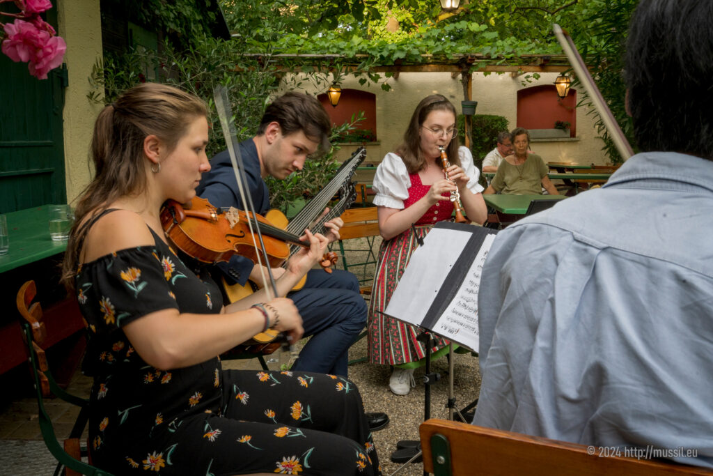 Alenka Brecelj, Paul Seifried und Tanja Weiss von NeuKlangSchrammeln beim Heurigen Hengl-Haselbrunner Wien, Juli 2024